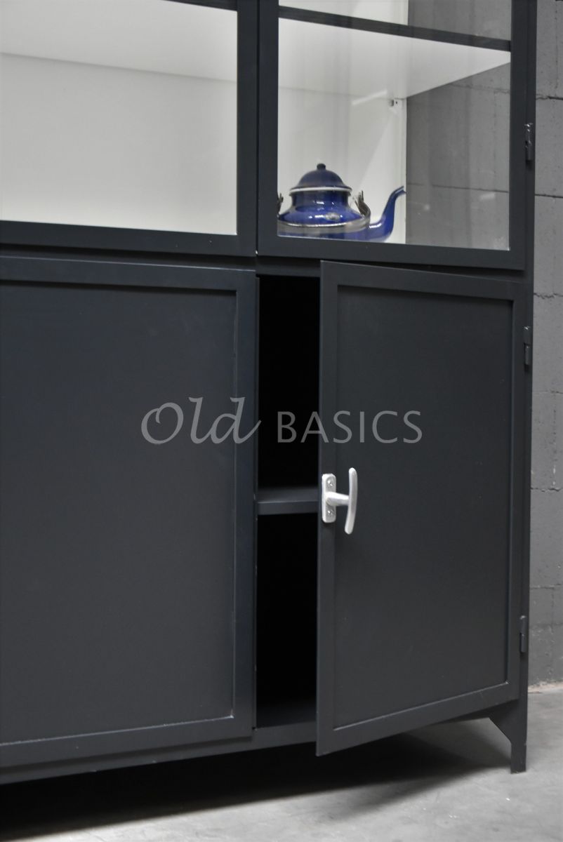 Detail van Apothekerskast Demi, 4 deuren, RAL7021, zwart, grijs, materiaal staal